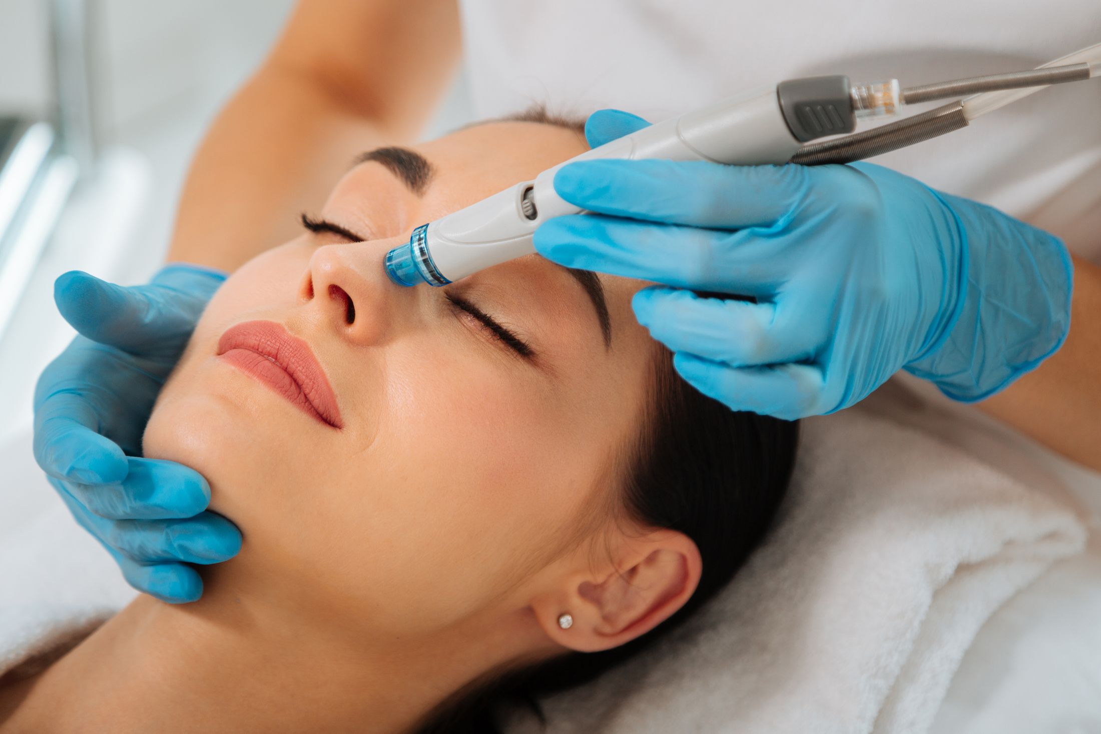 tampa hydrafacial patient model receiving treatment